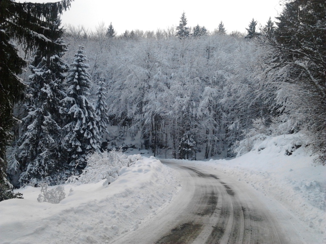 Carretera con apenas nieve y hielo.